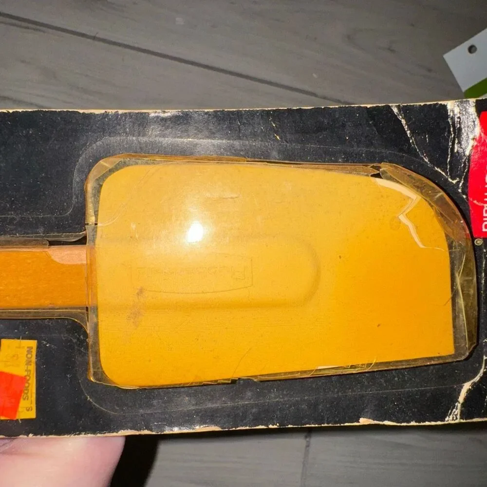 New in original packaging vintage Rubbermaid #2724 flexible spatula scraper in y